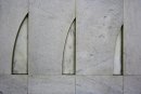Relevo em mármore branco, Dimensão 262 x 4214 cm, 1976.. <em>Foto: Patrick Grosner</em>